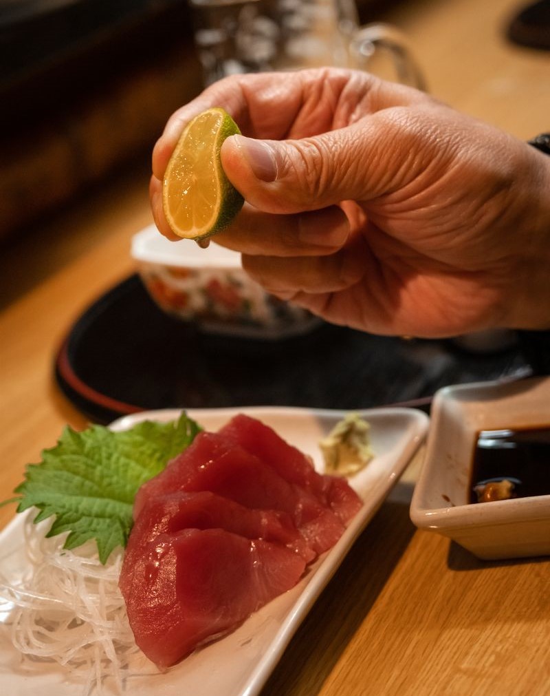 吉田類の裏通りで一献 徳島の酒席につきもののスダチは酒を進ませる名脇役 